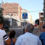 Durante el día de ayer continuaron los trabajos para derribar la parte del inmueble que queda en pie. Una vez acabada esta labor, no está previsto levantar allí un edificio de nuevo