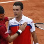 Novak Djokovic saluda a Roberto Bautista tras el partido