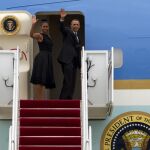 El presidente de EE UU, Barak Obama, la primera dama Michelle Obama saludan antes de entrar en el Air Force One