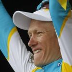 Vinokourov celebra su victoria en el podio