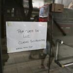 Vista de un cartel que anuncia la suspensión de las clases en un centro educativo hoy, jueves 15 de octubre de 2015, en el barrio porteño de Recoleta, afectado por el apagón.