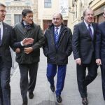 El alcalde de León, Antonio Silván, acompaña en su paseo por las céntricas calles de la capital leonesa a los presidentes de Castilla y León, Juan Vicente Herrera; de Aragón, Francisco Javier Lambán; de Asturias, Javier Fernández; y de Galicia, Alberto Núñez Feijóo