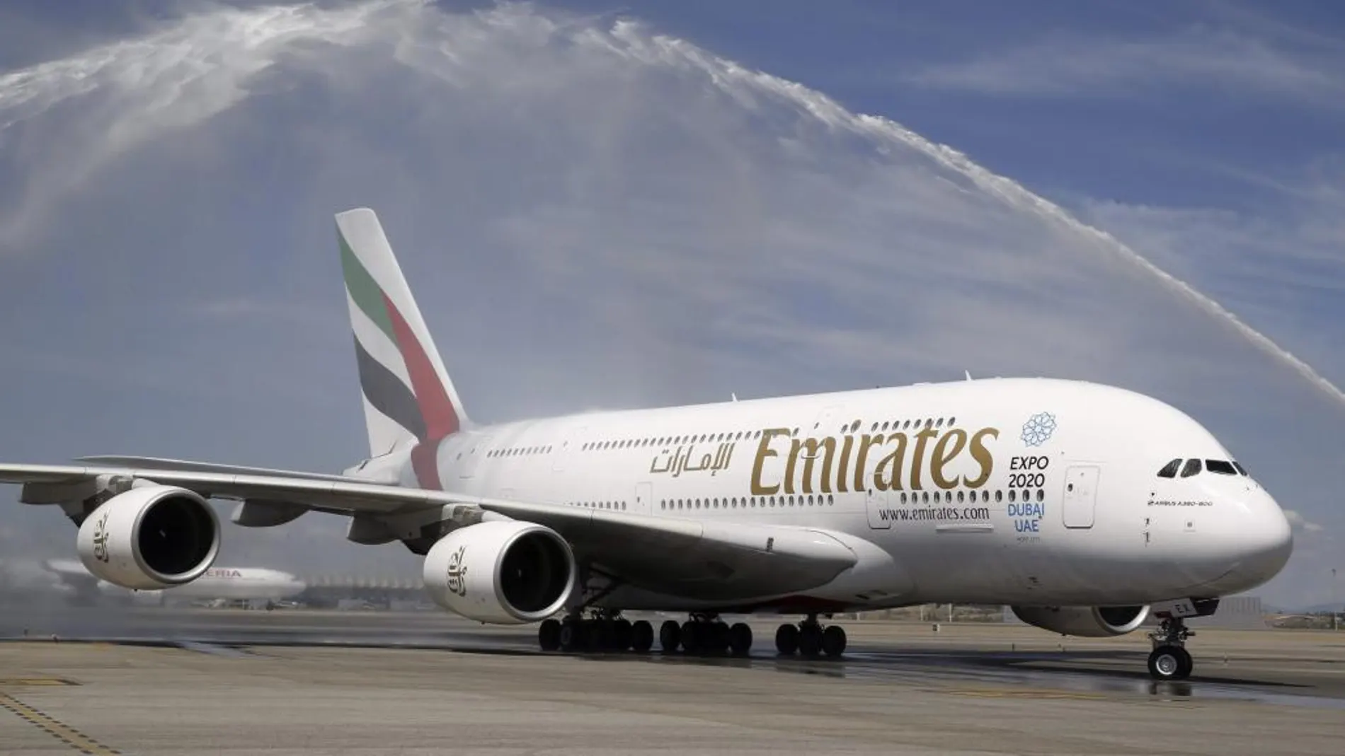 El avión de pasajeros más grande del mundo, el A380, de las líneas aéras Emirates Airlines, a su llegada al aeropuerto Adolfo Suárez Madrid-Barajas.