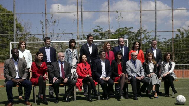 El líder de los socialistas, Pedro Sánchez, posa junto a su equipo para las elecciones del 26-J
