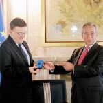 El presidente de la Generalitat recibió al del CJC, Vicente Garrido, quien le entregó la memoria de 2014