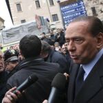 Los miembros del partido de Fini abandonan el Gobierno de Berlusconi