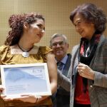 La Reina Sofía, junto a la donante de menor edad (22 años), Marta Pérez Campos (i), durante un encuentro hoy de donantes de tejido cerebral con asociaciones de pacientes y familiares de enfermedades neurológicas en el Centro Alzheimer Fundación Reina Sofía