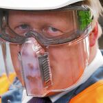 El ex alcalde de Londres Boris Johnson lleva un casco de seguridad durante un acto de campaña en Christchurch