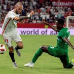 El centrocampista del Sevilla Aleix Vidal (i)