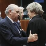 Jorge Fernández Díaz conversa con su homóloga británica Theresa May durante la reunión extraordinaria de ministros del Interior en Bruselas.