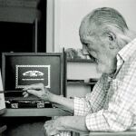 El artista murciano Ramón Gaya pinta con un pincel uno de sus maravillosos cuadros en su estudio