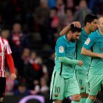 Messi, Luis Suarez y Andres Iniesta, tras el gol de falta de Messi