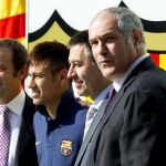 Sandro Rosell; el jugador brasileño Neymar da Silva; Josep María Bertomeu y Andoni Zubizarreta, de izda a dcha, durante la presentación de Neymar.