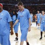 Los jugadores del Asefa Estudiantes se retiran cabizbajos tras perder contra el Valencia Basket Club en los cuartos de final de la Copa del Rey
