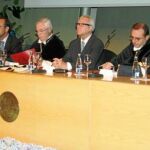 Valcárcel, flanqueado por los rectores de la UMU y la UPCT (centro), durante su intervención en el acto de inicio del curso académico en las universidades públicas de la Región