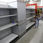 Supermercado con las estanterías vacías en Caracas