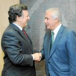 El presidente de la Comisión Europea, José Manuel Durao Barroso, saluda al líder del PP-A, Javier Arenas, ayer en Bruselas