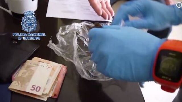 En la operación de la Policía Nacional se intervinieron 48.000 euros, 200 gramos de cocaína y otras sustancias estupefacientes.