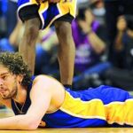 Bryant se lamenta después de la pérdida decisiva con Gasol tendido en el suelo
