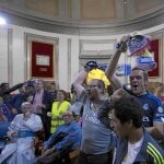 La Parroquia de San Antón ofreció la sacristía a los indigentes que duermen todas las noches en su templo de la calle Hortaleza para que pudiesen disfrutar del derbi madrileño de la final de la Liga de Campeones