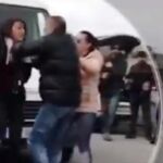 Un miembros de los «Charlines» se dirigió a la reportera, a la que increpó y, con un manotazo, le tiró al suelo el micrófono y un teléfono móvil