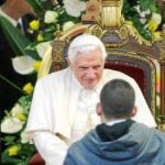 El patio de la Fundació Nen Déu se quedó pequeño para acoger al millar de personas que se acercaron a ver al Papa