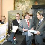Vicente Rambla en la exposición del Instituto Aitex