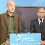 El presidente del Partido Popular en el municipio de San Javier, Juan Martínez Pastor, junto al diputado nacional del PP por Murcia, Jaime García-Legaz, ayer durante la rueda de prensa