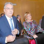 El alcalde de Benidorm, Agustín Navarro, con Maite Iraola, la madre de Leire Pajín