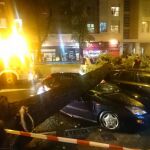 Imagen del árbol sobre uno de los coches.