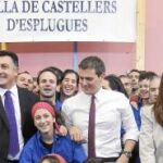 Los candidatos a la presidencia de la Generalitat posaron ayer junto a la colla Castells d'Esplugues. Luego, pasaron en familia la jornada de reflexión