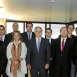 En el centro, el director general y el presidente de La Caixa, Juan Maria Nin e Isidro Fainé, acompañados de los galardonados