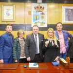 Lydia Valentín junto a la corporación municipal de Camponaraya durante la entrega de la Medalla de Oro del municipio.