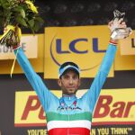 Vincenzo Nibali del Astana celebra su victoria en el podio tras la 19ª etapa del Tour de Francia.