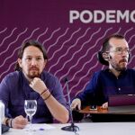 Pablo Iglesias y Pablo Echenique durante la reunión de Consejo Ciudadano Estatal para analizar el nuevo escenario político con el Gobierno de Pedro Sánchez. EFE/Juan Carlos Hidalgo