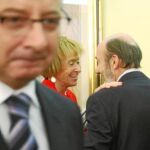 Rubalcaba recibe la felicitación de Fernández de la Vega el pasado jueves, en presencia de Blanco, en la toma de posesión del cargo