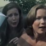 Imagen de una película con dos turistas preguntando por la localidad malagueña