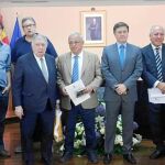El presidente de la Diputación de Segovia, Francisco Vázquez, y coordinador del Premio Gil de Biedma, Gonzalo Santonja, junto a los miembros del jurado; Antonio Colinas, Luis María Anson, Juan Manuel de Prada, Andrés Barba, Jesús García, Fermín Herrero y Carlos Aganzo