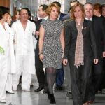 La presidenta de la Comunidad y la ministra de Defensa, ayer, durante el acto