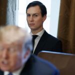 Jared Kushner escucha a su suegro durante una reunión en la Casa Blanca/Ap