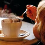 Es importante mantener la ingesta de leche y el vaso de leche con cacao de toda la vida en el desayuno, la merienda o por la noche «es ideal», reivindica el doctor del CSIC, Javier Fontecha