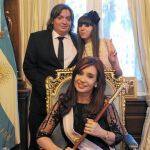 La presidenta argentina, Cristina Fernández de Kirchner, posa junto a sus hijos, Máximo y Florencia, en 2011