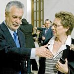 Griñán conversa con la consejera de Hacienda, Carmen Martínez Aguayo, en el patio del Parlamento