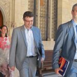 Los dirigentes de Societat Civil, Joaquim Coll, y Josep Ramon Bosch, en el Palau de la Generalitat
