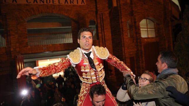 Miguel Ángel León saliendo a hombros esta tarde en Valdemorillo