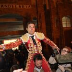 Miguel Ángel León saliendo a hombros esta tarde en Valdemorillo