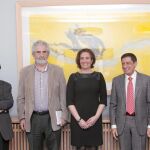 La consejera María Josefa García Cirac junto al jurado que premió a Arcadio Pardo y Luis López Álvarez