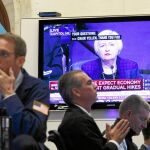 Los inversores de Wall Street observan a la presidenta de la Fed, Janet Yellen