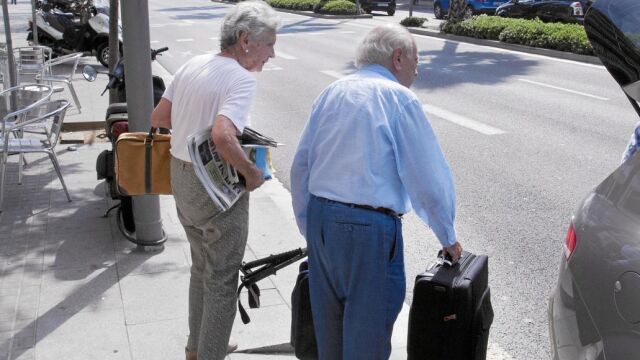 En el aniversario de la confesión de su fortuna oculta Jordi Pujol y su esposa abandonaron ayer el domicilio familiar en Barcelona para empezar sus vacaciones