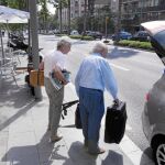 En el aniversario de la confesión de su fortuna oculta Jordi Pujol y su esposa abandonaron ayer el domicilio familiar en Barcelona para empezar sus vacaciones